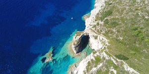 Η φυσική αψίδα βράχου «Τρυπητός» στους Παξούς