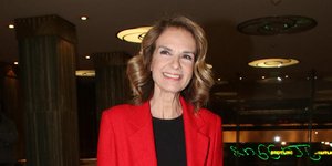 Η Πέγκυ Σταθακοπούλου με μαύρο παντελόνι και κόκκινο σακάκι