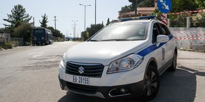 Περιπολικό σταματημένο σε δρόμο