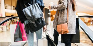 Γυναίκες σε εμπορικό ψωνίζουν