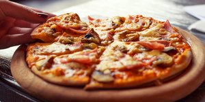 Μια λαχταριστή πίτσα με λεπτή ζύμη