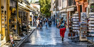 Περπατώντας στους δρόμους της Πλάκας