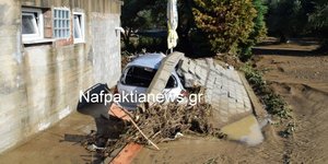 Αυτοκίνητο μέσα σε πλημμύρα