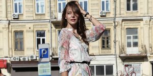 Κοπέλα με floral φόρεμα