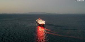 Ο εντυπωσιακός χαιρετισμός του πλοίου Νήσος Σάμος