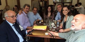Ο Παύλος Πολάκης και βουλευτές του ΣΥΡΙΖΑ στο καφενείο της Βουλής καπνίζουν
