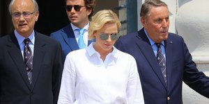 Η πριγκίπισσα Σαρλίν του Μονακό με λευκό πουκάμισο και μακριά φούστα