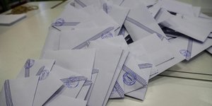 Φάκελοι με τις ψήφους προτίμησης των ψηφοφόρων στις εκλογές του Ιουλίου