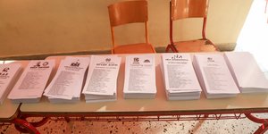 Ψηφοδέλτια των κομμάτων σε εκλογικό κέντρο στις 7 Ιουλίου 2019