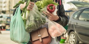 Ψώνια σε πλαστικές σακούλες