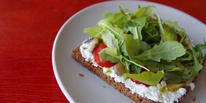 Φέτα ψωμί με τυρί, ντομάτα και μαρούλι