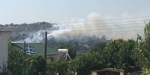 Πυκνός καπνός στα Σπάτα λόγω της πυρκαγιάς