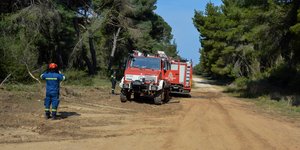 Πυροσβεστικό όχημα σε χωματόδρομο