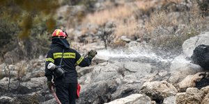 Ανδρας της πυροσβεστικής στο σημείο της φωτιάς