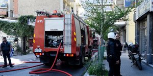 Πυροσβέστες έξω από κτίριο