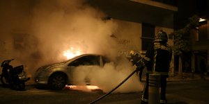 Πυροσβέστες σβήνουν φωτιά σε αυτοκίνητο