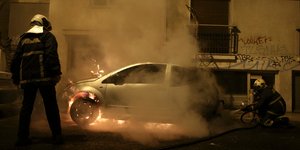 Πυροσβέστες σβήνουν φωτιά σε αυτοκίνητο