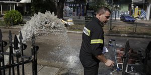Πυροσβέστης επιχειρεί μετά πλημμύρα