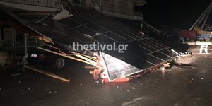 Στέγη έχει πέσει πάνω σε μαγαζί από την κακοκαιρία