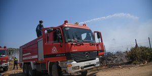 Πυροσβεστικό όχημα με πυροσβέστες