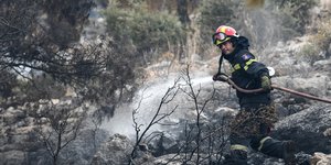 Πυροσβέστης σβήνει φωτιά