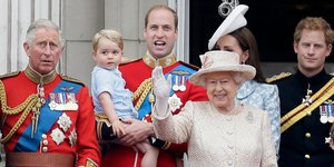 Η βασιλική οικογένεια στο μπαλκόνι του παλατιού του Μπάκιγχαμ