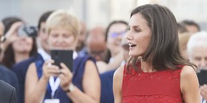 Η βασίλισσα Λετίθια της Ισπανίας με κατακόκκινο φόρεμα