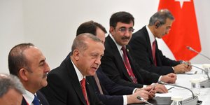 Ο Ρετζέπ Ταγίπ Ερντογάν με Τούρκους συμβούλους, μιλάει στην G20