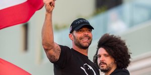 Ο Ρίκι Μάρτιν κρατά σημαία σε διαδήλωση