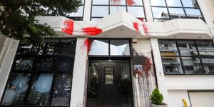 Επίθεση στα γραφεία της ΕΔΕΥ από τον Ρουβίκωνα