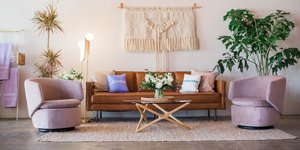 Ενα καθιστικό με τραπεζάκι, δύο πολυθρόνες και φυτά