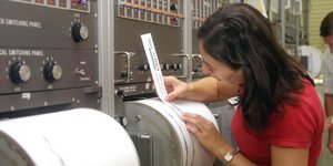 Σεισμολόγος καταγράφει το σεισμό από σεισμογράφο