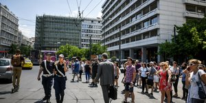 Κόσμος στο δρόμο αμέσως μετά το σεισμό στην Αθήνα στις 19 Ιουλίου