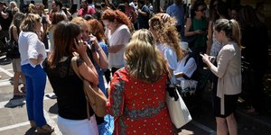 Ελικόπτερο πετάει πάνω από την Δυτική Αττική 