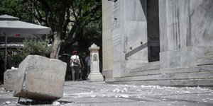 Συντρίμμια από την εκκλησία της Αγίας Ειρήνης μετά τον σεισμό στην Αθήνα