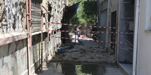 Αρκετά κτήρια υπέστησαν ζημιές από τον σεισμό
