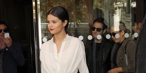 Η Σελένα Γκόμεζ με λευκό μάξι αέρινο φόρεμα και ζώνη