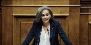 Η Σοφία Σακοράφα βουλευτής του ΜέΡΑ25 στο βήμα της Βουλής