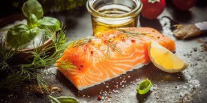 Σολομός με μυρωδικά και λεμόνι