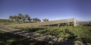 Το σπίτι που αναδύεται από τη γη