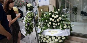 Στεφάνια στο σημείο της δολοφονίας του Θάνου Αξαρλιάν