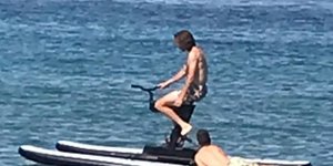 Στέφανος Τσιτσιπάς μπάνιο στη θάλασσα 