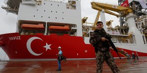 Στρατιώτης μπροστά στο Γιαβούζ