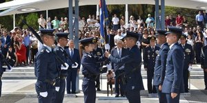 Παράδοση της πολεμικής σημαίας στη Σχολή Ικάρων