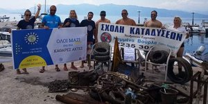 Η ψαριά εθελοντών και δυτών σε σκουπίδια από το λιμάνι των Ραχών