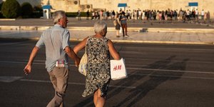 Ηλικιωμένοι έξω από τη Βουλή στο Σύνταγμα