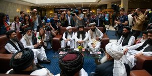 Οι ηγέτες των Ταλιμπάν ανάμεσα σε δημοσιογράφους