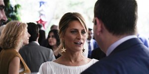 Τατιάνα Μπλάτνικ στη δεξίωση του Αμερικανού πρέσβη με λευκό φόρεμα