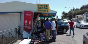 Κέρκυρα: Ταξί έπεσε πάνω σε περίπτερο - Τραυματίστηκε μια γυναίκα