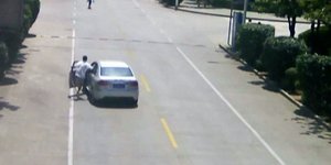 Αυτοκίνητο κατεβαίνει χωρίς οδηγό το δρόμο στην Κίνα
